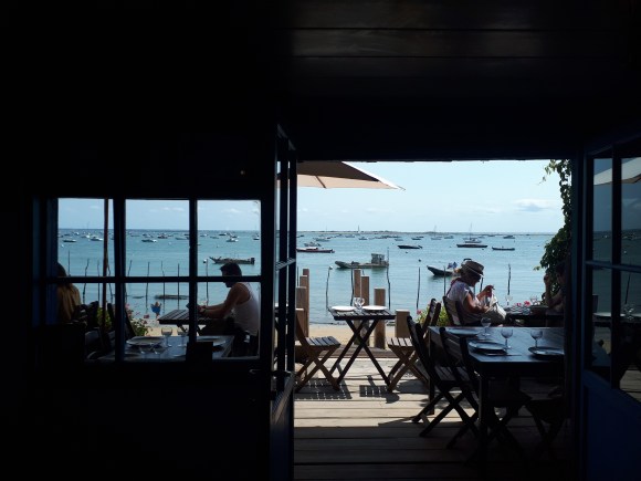 photo en contraste prise depuis l'interieur dela cabane 57 et donnant sur la vue panoramique de la cabane 57