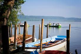bateau sur le lac calme de leon