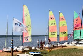voile multicolore sur les berges du lac de leon dans les landes