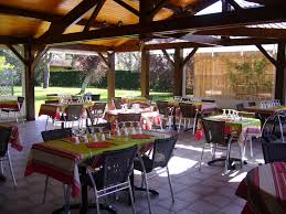 terasse de l'estanquet avec des nappes colorées sous une toiture en bois