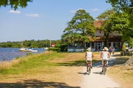 promenade a velo sur les berges du lac de leon, au calme
