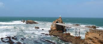 passerelle en bois menant au rocher de la vierge à biarritz