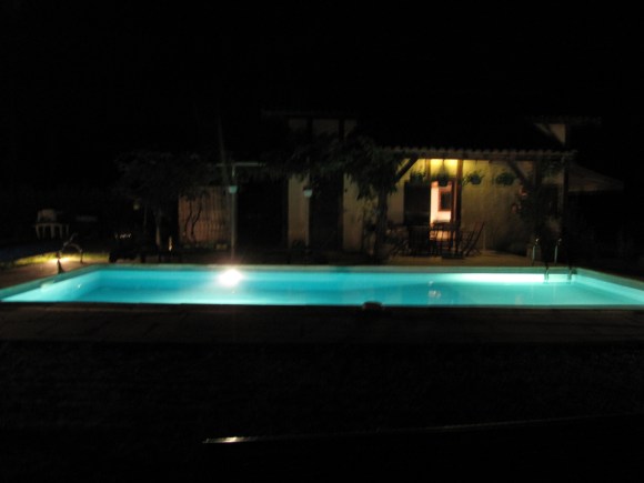 vue nocture du jardin avec piscine allumee de l'annexe