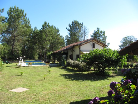 jardin vert avec la maison de vacances et la piscine privée a vielle saint girons
