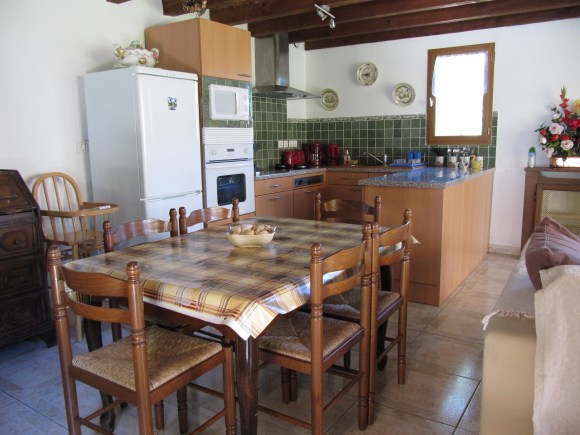 cuisine et coin pour manger en bois