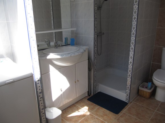 salle de bain de l'annexe avec le lavabo