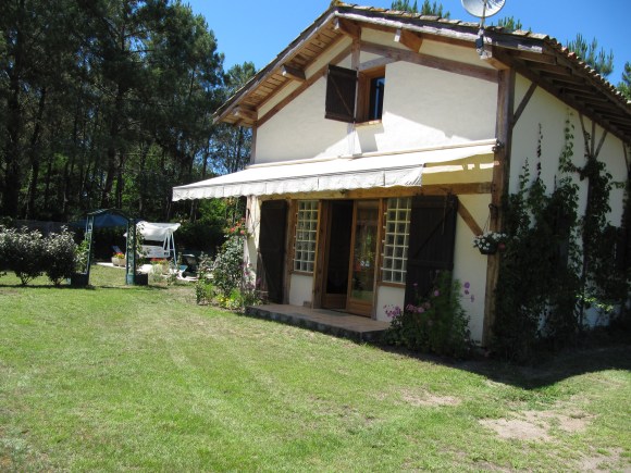 vue du terrain vert, fraichement tondu de la maison annexe