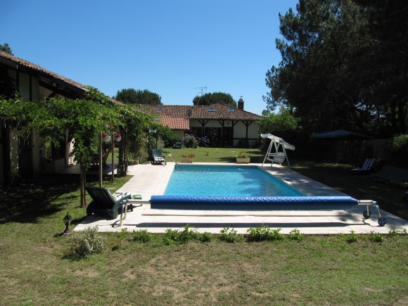 vue arriere de la piscine de l'annexe