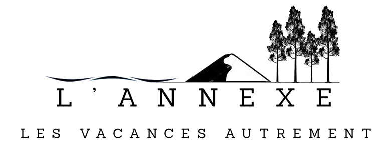 logo rerésentant les vagues de l'ocean atlantique, la dune de sable et la foret landaise, l'annexe est ecrite dessous avec le slogan les vacances autrement