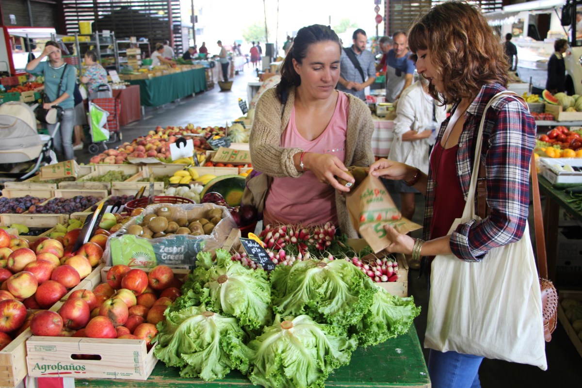 etale avec vendeuse de fruits et legumes au marche des landes