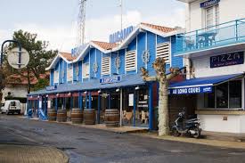 facade bleue et blanche de la pecherie ducamp, en bord de route a capbreton