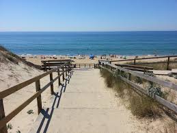 passerelle enb bois menant a la plage de sable et vue sur l'ocean à lit et mix pres de l'annexe