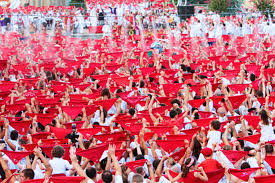 foulard rouge levé pour l'ouverture des ferias