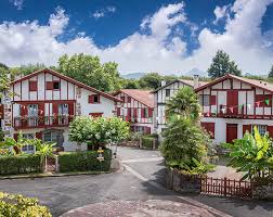 maison typique du pays basque avec colonnade rouge et facade blanche