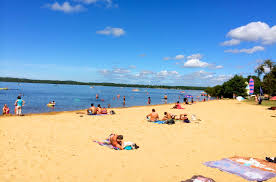 plage de sable donnant sur le lac de leon dans les landes pres de l'annexe