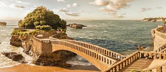 pont en pierre enjambant un bras de mer