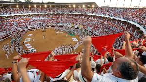 festrayre montrant leur foulard rouge lors de l'ouverture des feria de dax dans les arenes de dax
