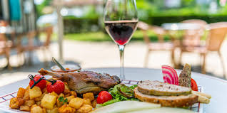 verre de vin et assiette de confit landais