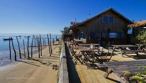terrasse en bois de la cabane 57 donnant sur la plage et le bassin d'arcachon
