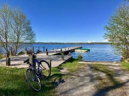 vélos posé au bord du mac de leon, au calme